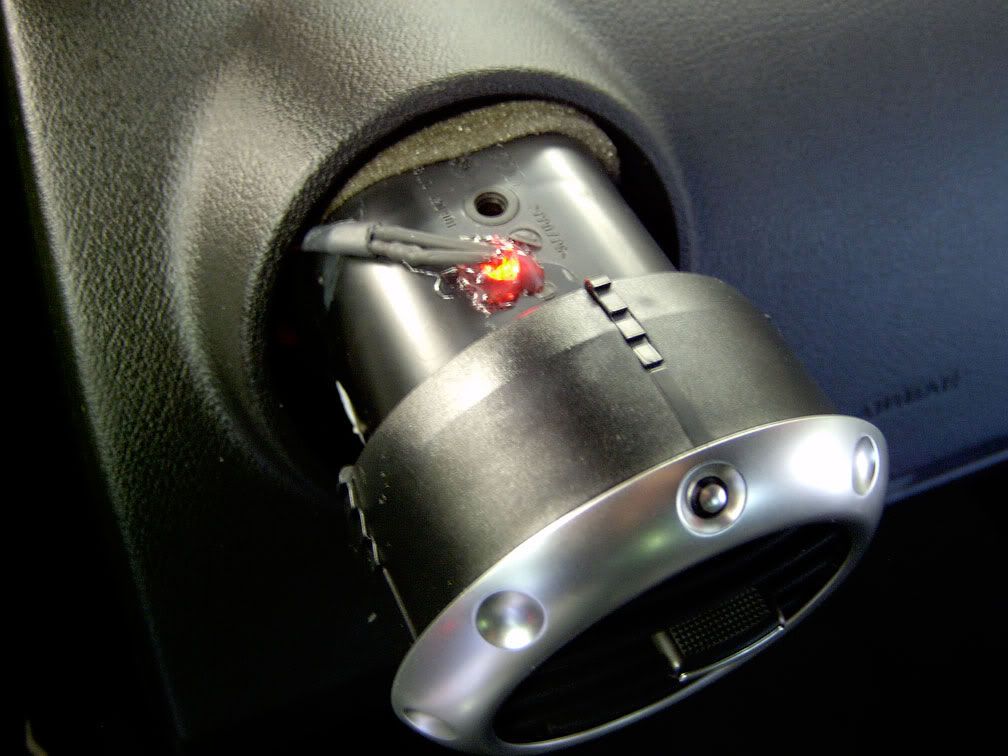 Red lights behind air vents Audi TT Forum